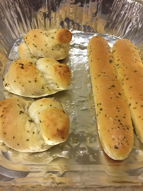 Breadsticks Aesthetic, Cheesy Garlic Bread Sticks Recipe, Pizza Dough Garlic Breadsticks, Homemade Garlic Bread Sticks, Pasta And Garlic Bread Aesthetic, Garlic Knots, Dream Food, Girl Dinner, Food Pics