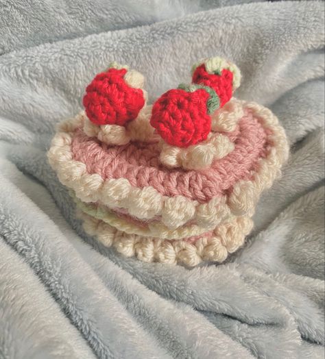 Cake box made from ETM’s studio on youtube !! Small strawberries made from HappyBerry crochet also on youtube!! Heart Cake Box Crochet, Crochet Heart Cake, Birthday Cake Crochet, Happyberry Crochet, Crochet Hacks, Crochet Cake, Crochet Hack, Im So Happy, Box Tutorial