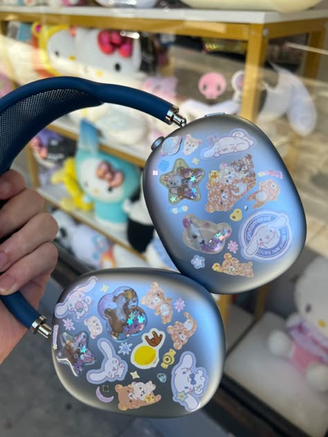 Blue airpod max headphones decorated with cute sanrio Cinnamoroll and rilakuma stickers Blue Airpod Max Outfit, Constanza Core, Cinnamoroll Headphones, Airpods Max Decoration, Airpods Max Aesthetic Blue, Airpod Max Stickers, Blue Airpod Max Aesthetic, Cute Decorated Headphones, Airpod Aesthetic