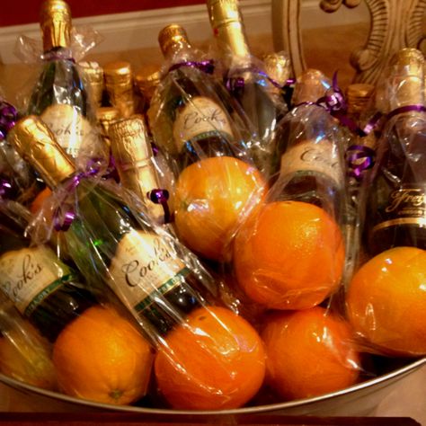 Brunch party favors! Place a mini bottle of champagne on top of an orange in a clear party favor sack. Did this for a friend's bridal shower and it was a hit! About $3.75 per bag. Party Game Gift Ideas, Christmas Dinner Party Gifts For Guests, Christmas Party Gift Ideas For Guests, Christmas Dinner Gifts For Guests, Christmas Dinner Party Favors, New Years Eve Gift Basket Ideas, Dinner Party Favors Guest Gifts, Dinner Party Gifts For Guests, Christmas Party Gifts For Guests