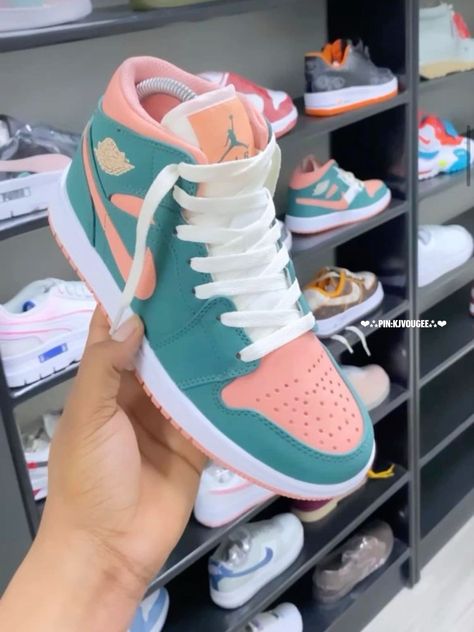 Nike Shoes Women Fashion, Pretty Sneakers, Custom Shoes Diy, Trendy Shoes Sneakers, Nike Fashion Shoes, Preppy Shoes, Jordan Shoes Girls, Pretty Shoes Sneakers, Jordan Shoes Retro