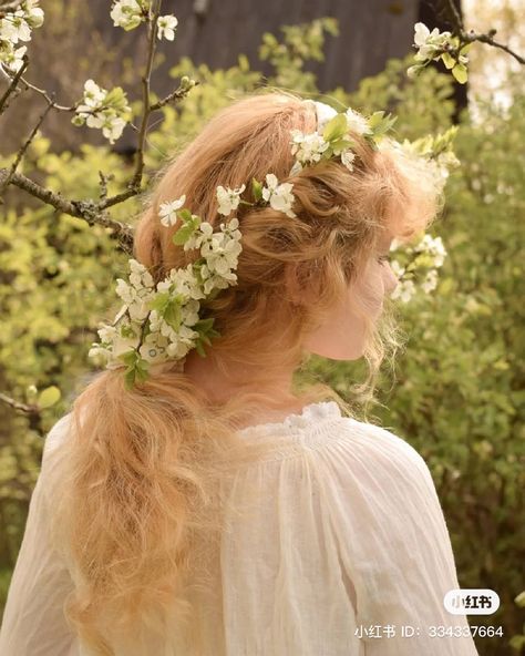 Cottage Core Hair, Cottagecore Hairstyles, Cottagecore Hair, Princess School, Bloom Hair, Cottage Core Wedding, Cottagecore Wedding, Medieval Hairstyles, Vacation Hairstyles