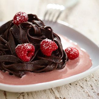 YUM... Chocolate Dessert Fettuccine. Now that's what I call dessert! Chocolate Pasta, Fettuccine Recipes, Dessert Pasta, Chocolate Deserts, Fried Ice Cream, Buttered Noodles, Kids Cooking, Funnel Cake, Chocolate Dessert