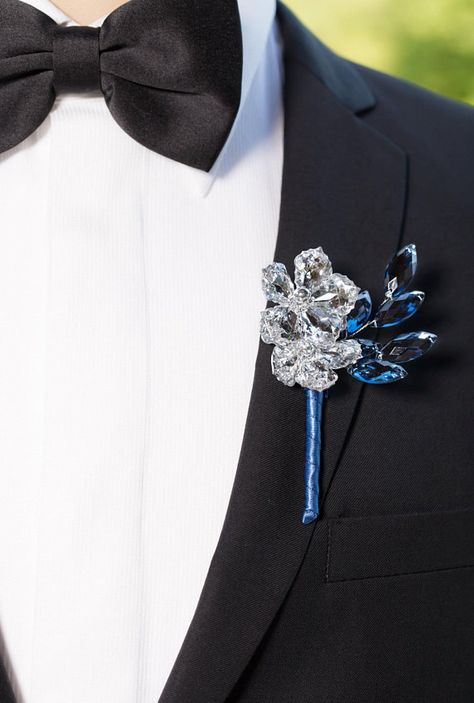 Silver and blue grooms boutonniere. Classy and glamorous! #boutonniere #bluewedding Mens Boutonniere, Homecoming 2024, Danse Lente, Boutonniere Pins, Flower Boutonniere, Groomsmen Boutonniere, Corsage And Boutonniere, Groom Boutonniere, Slow Dance