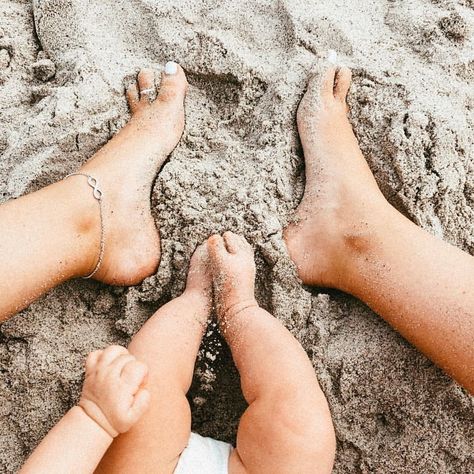 2 Month Old Beach Pictures, Family Photo Shoot Beach Baby, Mom Baby Beach Pictures, Family Vacation Picture Ideas, Mommy And Baby Beach Pictures, Fun Family Beach Photo Ideas, Beach Pictures With Newborn, Beach Photography Ideas Family, Beach Newborn Family Photos