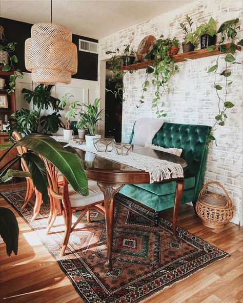 Eclectic Home Inspiration, Non Traditional Dining Room, Dining Room Inspiration Apartment, Bohemian Style Dining Room, Industrial Dining Room Decor, Cool Dining Rooms, Cozy Dining Room, Bohemian Dining Room, Boho Dining Room