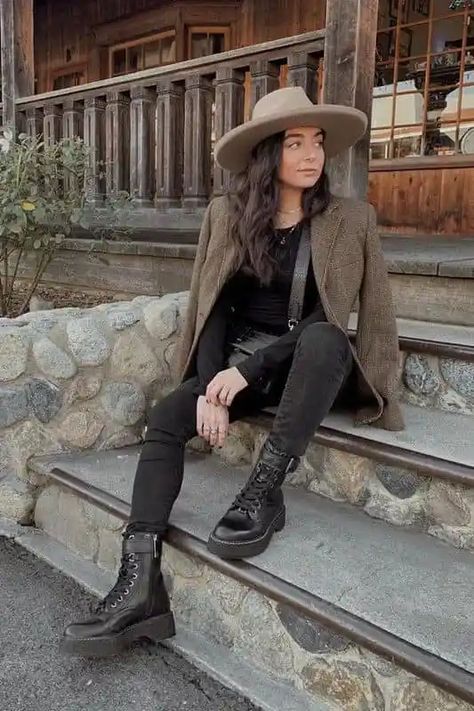 How to Wear Wide-brimmed Hat: 5 Stylish Tips – Svelte Magazine Felt Hat Outfit, Wide Brim Hat Outfit, Hat Outfit Winter, Brim Hat Outfit, Hat Outfit Fall, Fedora Outfit, Fedora Hat Outfits, Doc Martens Outfit, Outfits Cold