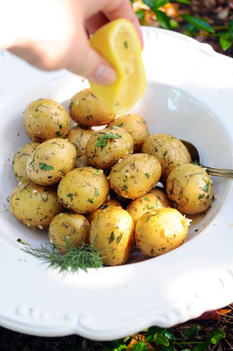 Lemon & Dill Tiny Taters @miniature_moose -- #GlutenFree #DairyFree #Vegan Country Food, Yummy Veggies, Lemon Dill, Yukon Gold, Vegan Sides, Vegan Appetizers, Baby Potatoes, Potato Dishes, Side Dishes Easy