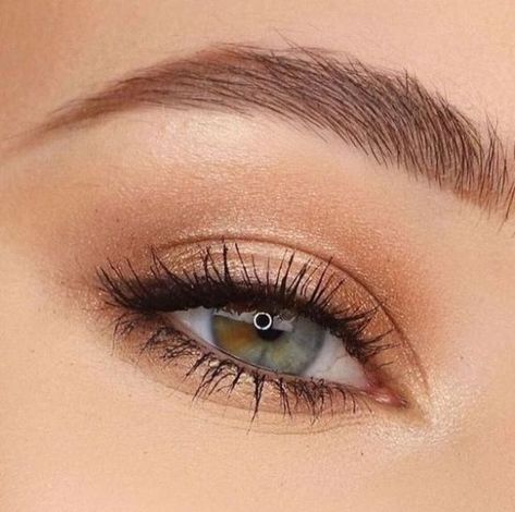 Eyeshadow Looks You Need To Learn For Your Next Event Easy Eyeshadow, Everyday Eyeshadow, Simple Makeup Natural, Make Up Designs, Simple Eyeshadow, Makeup Easy, Smink Inspiration, Brown Makeup, Makijaż Smokey Eye