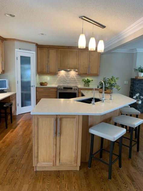 Kitchen Peninsula With Seating, Peninsula Kitchen Design, Dr Kitchen, Corner Kitchen Pantry, Countertop Remodel, Peninsula Kitchen, Florida Kitchen, Moms Kitchen, Maple Kitchen Cabinets