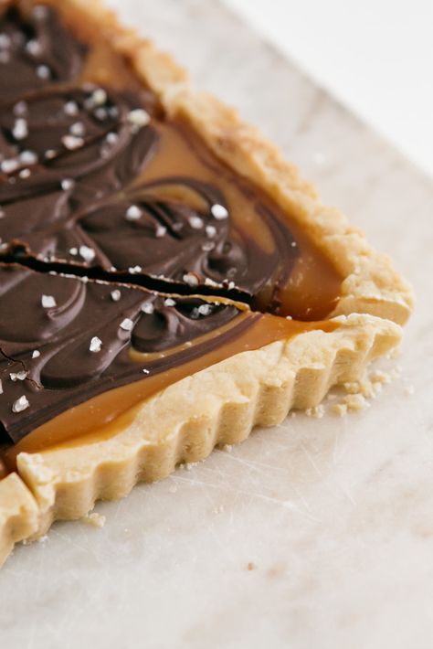 Twix Tart, Dairy Free Heavy Cream, Decorative Pie Crust, Twix Chocolate, Mini Tart Pans, Homemade Caramel Sauce, Shortbread Crust, Mini Tart, Tart Recipe