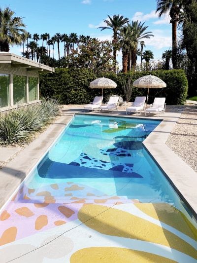 Bungalow Backyard, Palm Springs Houses, Pool Paint, Casa Exterior, Pool Design, Outdoor Swimming, Home Design Decor, Mid Century House, Outdoor Swimming Pool