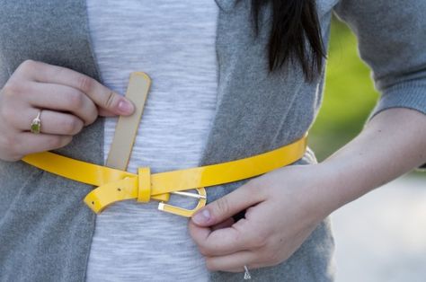 how-to tie a skinny belt. Now that I know how to do it, I will be putting it to good use. Belt Too Big Hack, How To Tie A Belt, Belt Knot, Belt Knots, How To Wear Belts, Tie Belts, Yellow Belt, Jewelry Tips, Plus Size Dress Outfits