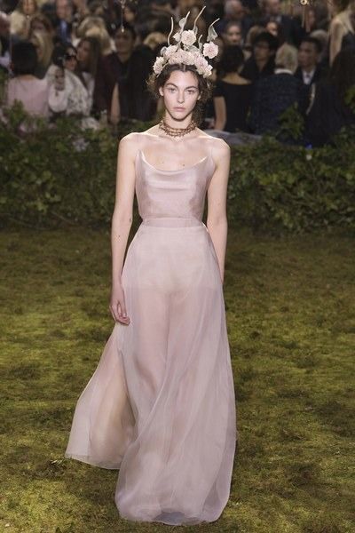 View the full Christian Dior Spring 2017 couture collection. Dior Spring 2017, Dior Parfum, Vittoria Ceretti, Collection Couture, Dior Dress, Alternative Wedding Dresses, Christian Dior Haute Couture, Chanel Tote, Dior Haute Couture