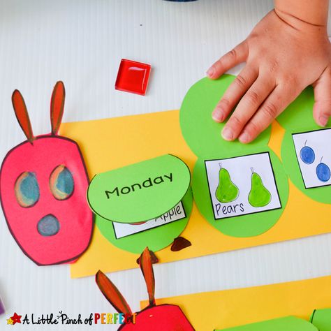 You children and students can make a hungry caterpillar craft that’s a perfect book extension activity for The Very Hungry Caterpillar. You can choose from 3 free craft templates that allow kids to practice the days of the week, counting to 5, or naming colors thanks to Eric Carle, who is so talented at packing … Caterpillar Craft Preschool, Eric Carle Crafts, Caterpillar Preschool, Eric Carle Activities, Caterpillar Art, Free Craft Templates, The Very Hungry Caterpillar Activities, Hungry Caterpillar Craft, Caterpillar Book