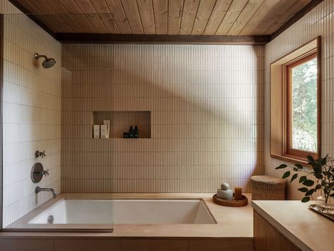 Before and After: A Summery Bungalow in Topanga, California, Redone by an LA Designer - Remodelista Midcentury Tile, Wabi Sabi Bathroom, Drømme Bad, Brick Bathroom, Warm Bathroom, Modern Bathtub, Bad Inspiration, Fireclay Tile, Bath Tub