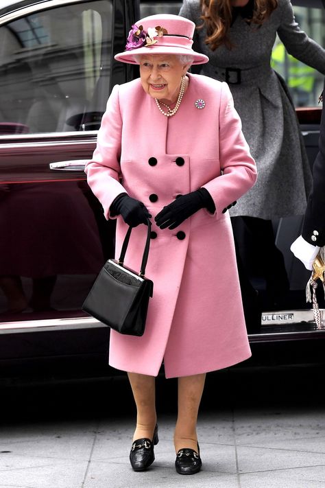 Ratu Elizabeth, Bush House, Queen Hat, Rainha Elizabeth Ii, Catherine Walker, Queen E, King's College, Reine Elizabeth, Catherine Duchess Of Cambridge