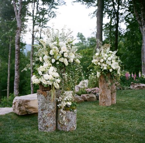 Tree Wedding Ceremony, Backyard Wedding Decorations, Ceremony Arrangement, Diy Wedding Arch, Backyard Wedding Ceremony, Wedding Alters, Deco Champetre, Wedding Ceremony Ideas, Wedding Ceremony Arch