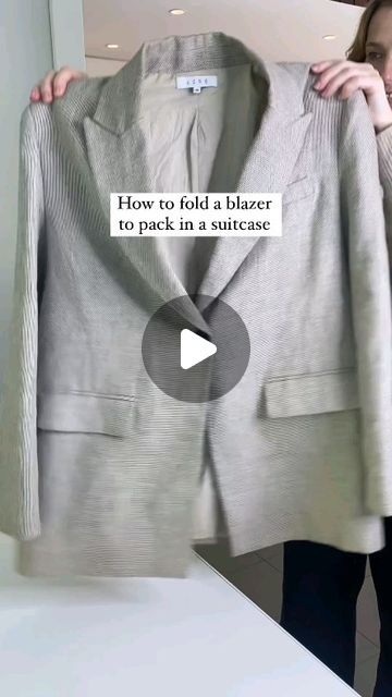 Home organization&decor ideas on Instagram: "How to fold a blazer if you want to pack it in your suitcase 🤩 Credit @what.sophie.does  . For the owners: if you don't want your content to be posted on our page please contact us in DM, we will fix or delete it immediately. Thank you ❤ . #tips #hacks #usefultips #lifehack #lifehacks #homehacks #simplifyyourspace #helpfultips #helpful  #tipsandtricks #homehacks  #packing #packingtips #packinghacks  #folding #foldinghacks #foldingclothes #foldingtutorial #foldingtips #foldingtowels #konmarifolding" How To Pack Blazers In Suitcase, Wrinkle Free Packing, How To Fold Sweaters, Clothes Repair, Folding Tips, Styling Hacks, Folding Techniques, Easy Diy Clothes, Packing Hacks