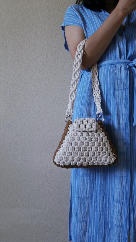 Diy Macrame Bag, Macrame Shoulder Bag, Pola Macrame, Handbag Tutorial, Free Macrame Patterns, Simple Macrame, Macrame Plant Hanger Patterns, Boho Crafts Diy, Macrame Purse