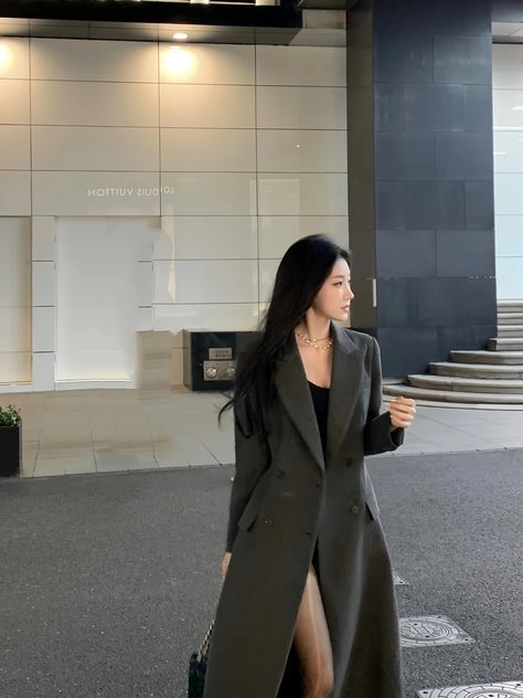 Asian Business Woman Aesthetic, Classy Asian Outfits, Rich Asian Girl Aesthetic, Rich Asian Outfit, Rich Asian Girl, Elegant Asian Fashion, China Fashion Street Style, Asian Business Women, Ceo Woman Aesthetic