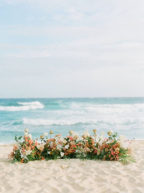 Tropical citrus Micro-wedding inspiration in Hawaii | Hawaii Wedding Inspiration Traveling To Hawaii, Mykonos Wedding, Wedding Altar, Casual Beach Wedding, Tropical Wedding Inspiration, Citrus Wedding, Beach Floral, Hawaii Tropical, Beach Wedding Flowers