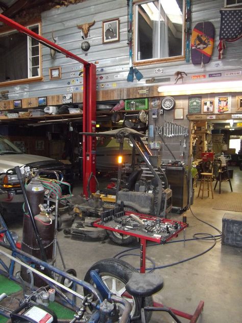 Garage Design Interior, Garage Lift, Garage Loft, Automotive Shops, Cool Garages, Ultimate Garage, Old Garage, Mechanic Garage, Motorcycle Garage