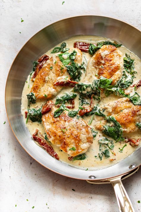 This creamy Tuscan chicken is better than the Olive Garden's recipe! It's super easy to make at home, and everyone will love it. The pan-fried chicken breasts melt in your mouth. It's perfect served over pasta or mashed potatoes! Creamy Tuscan Chicken Recipe, Tuscan Chicken Recipe, Creamy Tuscan Chicken, Easy Breakfast Brunch, Garlic Spinach, Spinach Recipe, One Skillet Meals, Lunch Appetizers, Tuscan Chicken