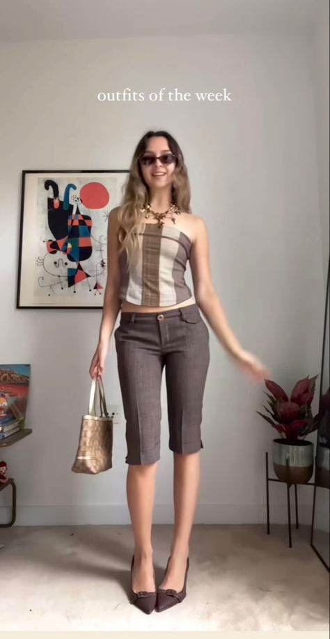 Capri Pants Outfits Aesthetic, Capri Pants Outfits 2024, Capri Outfits Aesthetic, Capri Pants Outfits Y2k, Brown Capris Outfit, Capris Outfit Y2k, Capri Outfits Women Summer, Low Rise Jeans Fits, Genz Fashion