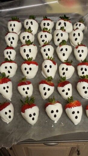 Ghostly strawberries Ghost Strawberries, Postres Halloween, Diy Snacks, 2024 Halloween, Fall Entertaining, Cooking Club, Halloween Food, Covered Strawberries, Holiday Food