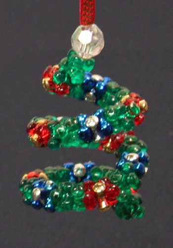 Easy Christmas Crafts Spiral Beaded Christmas Ornament made with tri beads Tri Beads Crafts, Bead Ornaments For Kids, Tri Bead Ornaments, Spiral Christmas Ornament Crafts, Tri Bead Christmas Ornaments, Diy Beaded Star Ornament, Christmas Beading, Pretty Christmas Decorations, Chirstmas Decor