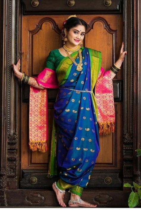 Marathi Navri Look, Navri Saree Look, Gudipadwa Photoshoot, Navari Saree Poses, Navvari Sadi Look, Bride Photos Poses, Nauvari Saree, Couple Wedding Dress, Bridal Photography Poses