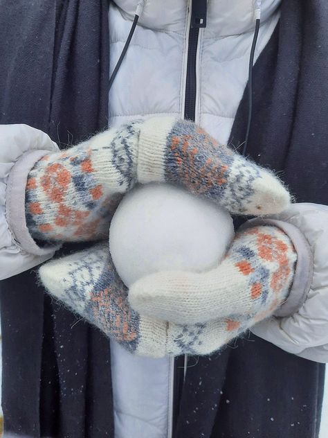 Winter Mittens Aesthetic, Aesthetic Winter Gloves, Snow Gloves Aesthetic, Cute Winter Gloves Aesthetic, Winter Aesthetic 2023, Aesthetic Gloves Winter, Winter Aesthetic Photography, Winter Pastel Aesthetic, Winter Aesthetic Activities