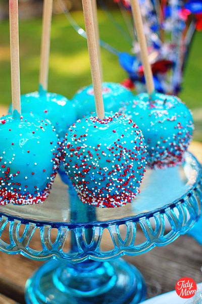 Fourth of July Desserts. These red, white, and blue festive Patriotic Recipes are perfect to celebrate Independence Day. Blue Candy Apples, Candy Apple Recipe, Patriotic Food, Patriotic Desserts, Blue Desserts, Old Fashioned Candy, Dessert Aux Fruits, Blue Candy, Blue Raspberry