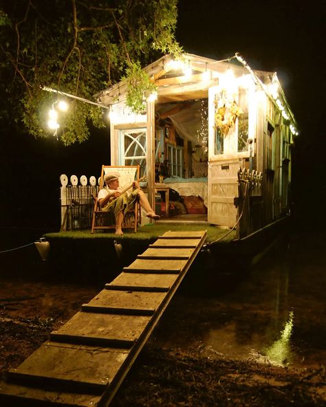 Siva Aiken on the porch of her pontoon-based boat Soggybottom Shanty in the US (Credit: Shivaun deLisser) Pontoon Houseboat, Shanty Boat, Floating Homes, Homes Around The World, Water Boat, Boat House, Below Deck, Boat Party, Floating House