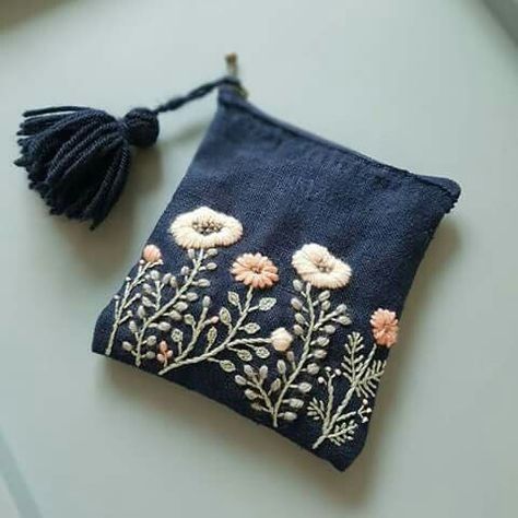 Reciclar mezclilla y bordar flores. Jeans Recycling, Pola Sulam, Embroidery Bags, 자수 디자인, Embroidered Bag, Embroidery Craft, Fabric Bags, Embroidery Inspiration, Ribbon Embroidery