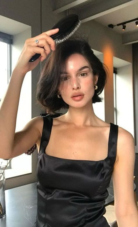 Bob Side Part, Italian Bob, Chic Short Hair, Outfit Tips, Hair Inspiration Short, Hairstyle Inspiration, Shot Hair Styles, Penteado Cabelo Curto, Short Hair Haircuts