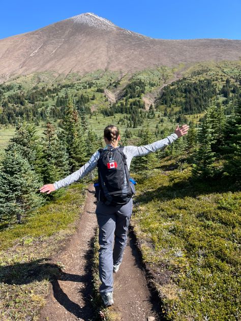 Hiking in Jasper, Alberta, Canada | granola Friends Hiking Aesthetic, Patagonia Aesthetic, Alberta Hikes, Canada Vibes, Hiking Canada, Hiking Friends, Hiking Hacks, Granola Life, Friends Hiking