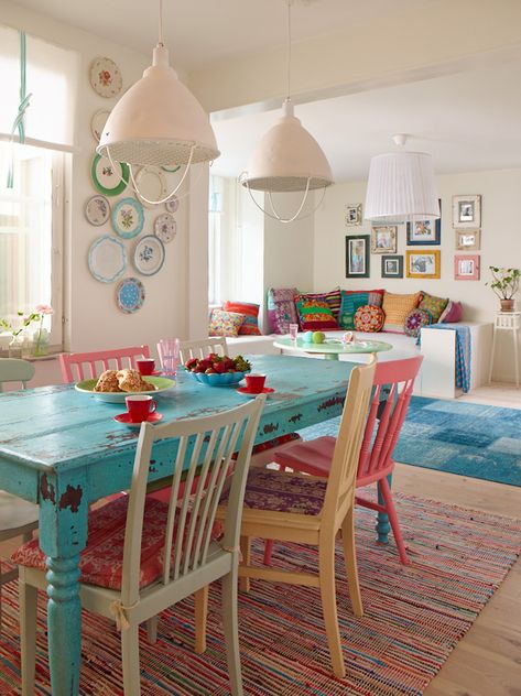 Colorful Painted Dining Table Inspiration - Addicted 2 Decorating® #painteddiningtable #handpainteddiningtable #shabbychicdiningtable #cottagestylediningroom Estilo Kitsch, Shabby Chic Decorating, Apartment Dining Room, Apartment Dining, Shabby Chic Table, House Of Turquoise, Chic Table, Colorful Chairs, Chic Kitchen