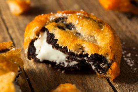 Gluten-Free Deep Fried Oreos Fried Oreos Recipe, Desserts For Kids, Deep Fried Oreos, Oreo Stuffed Chocolate Chip Cookies, Fried Oreos, Cream Cookies, Tasty Dessert, Oreo Recipes, Oatmeal Cookie