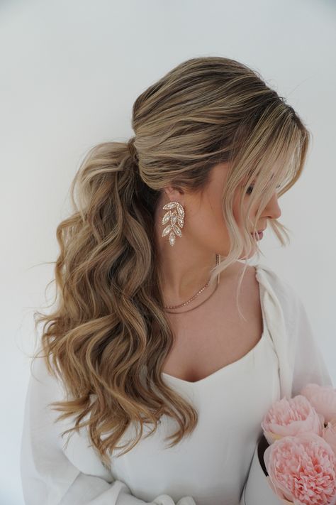 Romantic Ponytail Wedding, Bride Hair Low Ponytail, Bridal Long Ponytail, Bride Hairstyles High Ponytail, Wedding Ponytail Front View, Lose Ponytail Hairstyles Wedding, Textured Bridal Ponytail, Fancy Side Ponytail Hairstyles, Bridal Power Pony