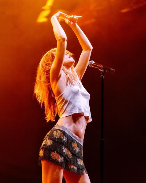 Suki Waterhouse Concert, Supermodel Body, Rock Star Outfit, Rockstar Aesthetic, Rockstar Girlfriend, 70s Outfits, Rockstar Gf, Suki Waterhouse, Daisy Jones