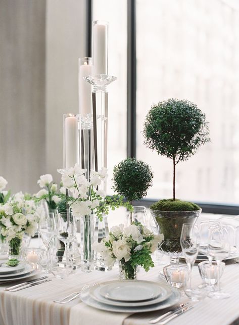 Country Centerpieces, Flower Centerpiece Ideas, Modern Table Centerpieces, Modern City Wedding, Rose Centerpieces Wedding, Summer Wedding Centerpieces, Inexpensive Wedding Flowers, Beach Wedding Reception, White Roses Wedding