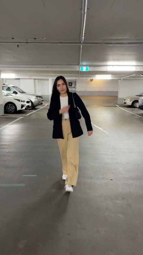 Beige pants with black blazer outfits with a small shoulder bag #outfits #comfy #casual Black Blazer And Beige Pants, Black Blazer Beige Pants, Blazer Oversize Outfits, Cream Pants Outfit, Outfit Trabajo, Classic Work Outfits, Black Blazer Outfit, Khaki Pants Women, Outfits Comfy