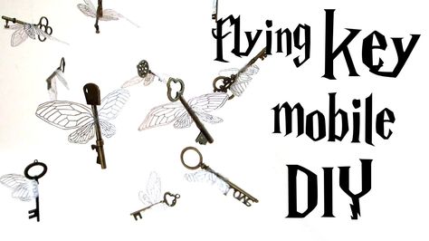 Harry Potter inspired flying key mobile Harry Potter Keys With Wings, Harry Potter Tutorial, Harry Potter Keys, Flying Keys Harry Potter, Harry Potter Flying Keys, Harry Potter Key, Key Mobile, Flying Keys, Harry Potter Gifts Diy