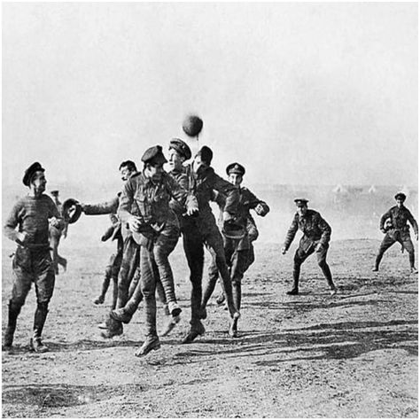 England v Germany; The Christmas Truce, 1914 Christmas Truce, Rare Historical Photos, British Soldier, Playing Football, Play Soccer, Papa Francisco, Historical Photos, First World, Indiana