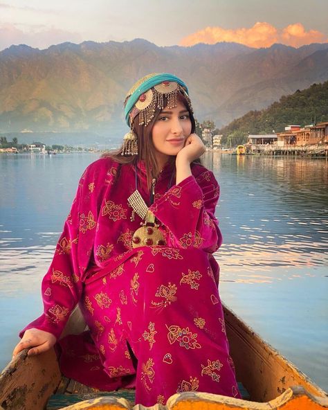 Kashmiri Outfits For Women, Mahira Sharma, Afghan Fashion, Casual Indian Fashion, Photography Poses Women, Stunning Outfits, Causual Outfits, Traditional Wear, Desi Fashion