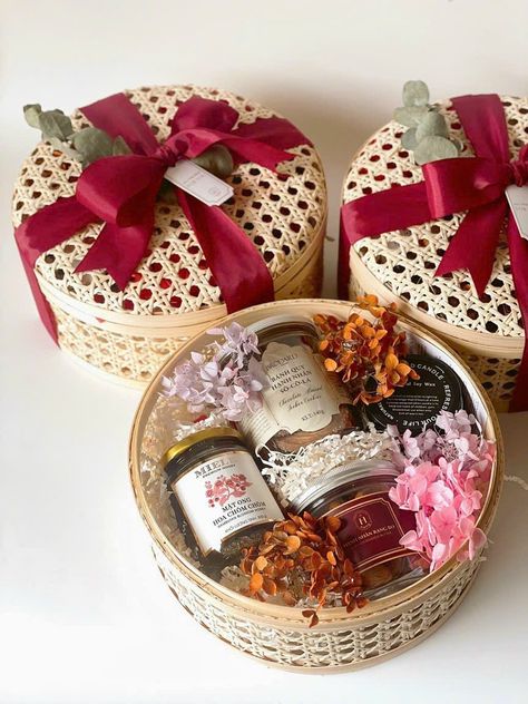 Wedding Doorgift, Eid Hampers, Diwali Gift Hampers, Hamper Gift Basket, Christmas Gift Hampers, Diy Bouquet Wrap, Chinese New Year Gifts, Bridal Gift Wrapping Ideas, Honey Gifts