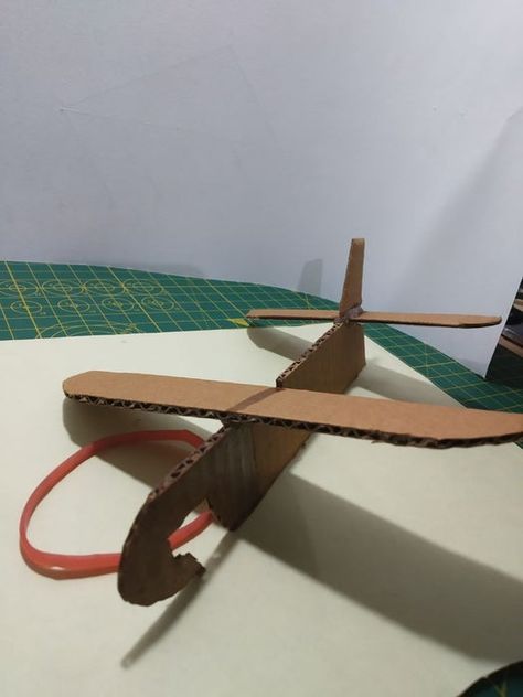 [DIY] Rubber Band Powered Cardboard Plane : 8 Steps - Instructables Cardboard Plane, Easy Paper Folding, Diy Plane, Cardboard Airplane, Make A Plane, Paper Glider, Diy Airplane, Origami Insects, Recycle Craft