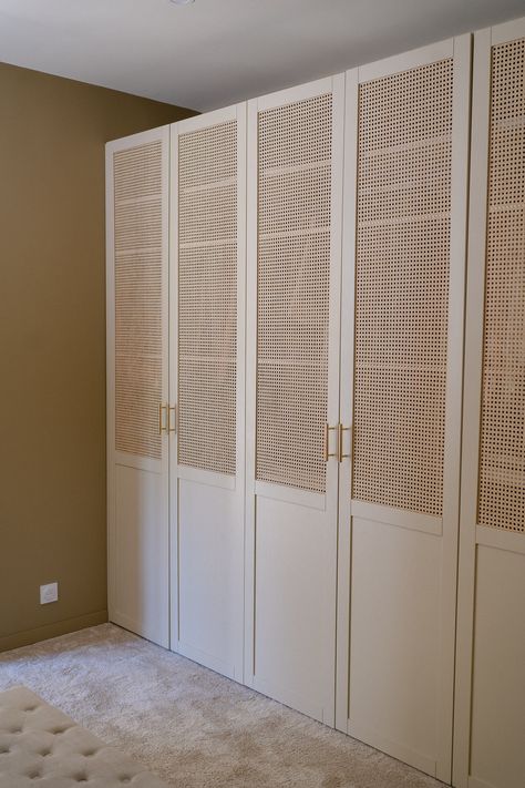 J'ai créé le dressing de mes rêves (Ikea et Plum Living) — Mode and The City Wardrobe Doors With Fabric Panels, Boho Built In Wardrobe, Bedroom Wardrobe Ikea, Walk In Closet Doors Entrance, Cute Closet Doors, Pax Door Ideas, Dressing Ikea Hack, Dressing Deco, Idee Dressing